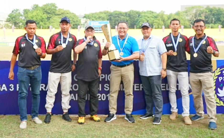Dodi Reza Angkat Trophy MU