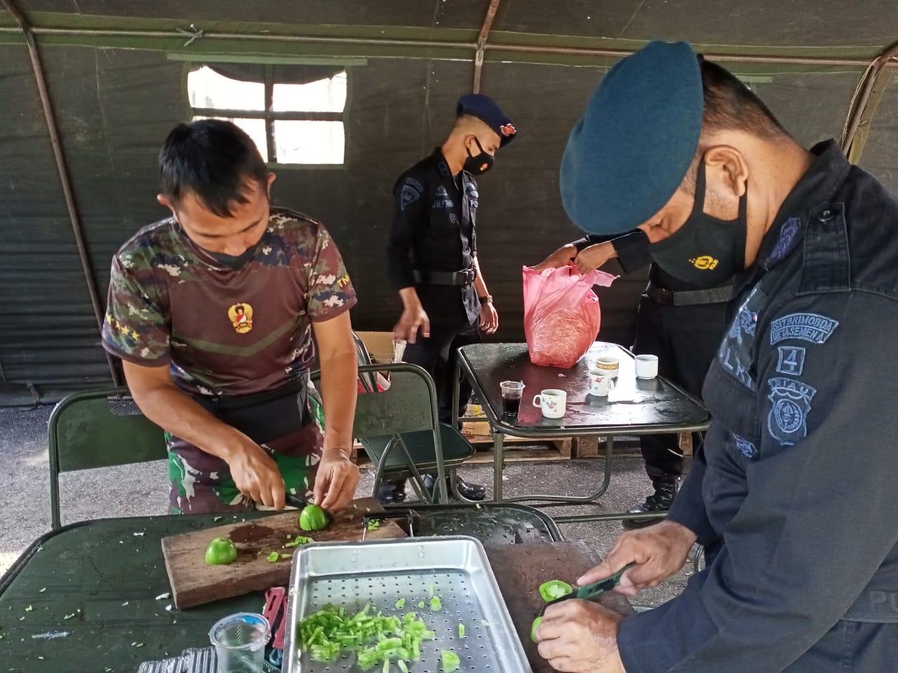 TNI - POLRI Dan Dinas Sosial Buat Dapur Lapangan Dampak Covid-19 di Gedung LAM Pekanbaru