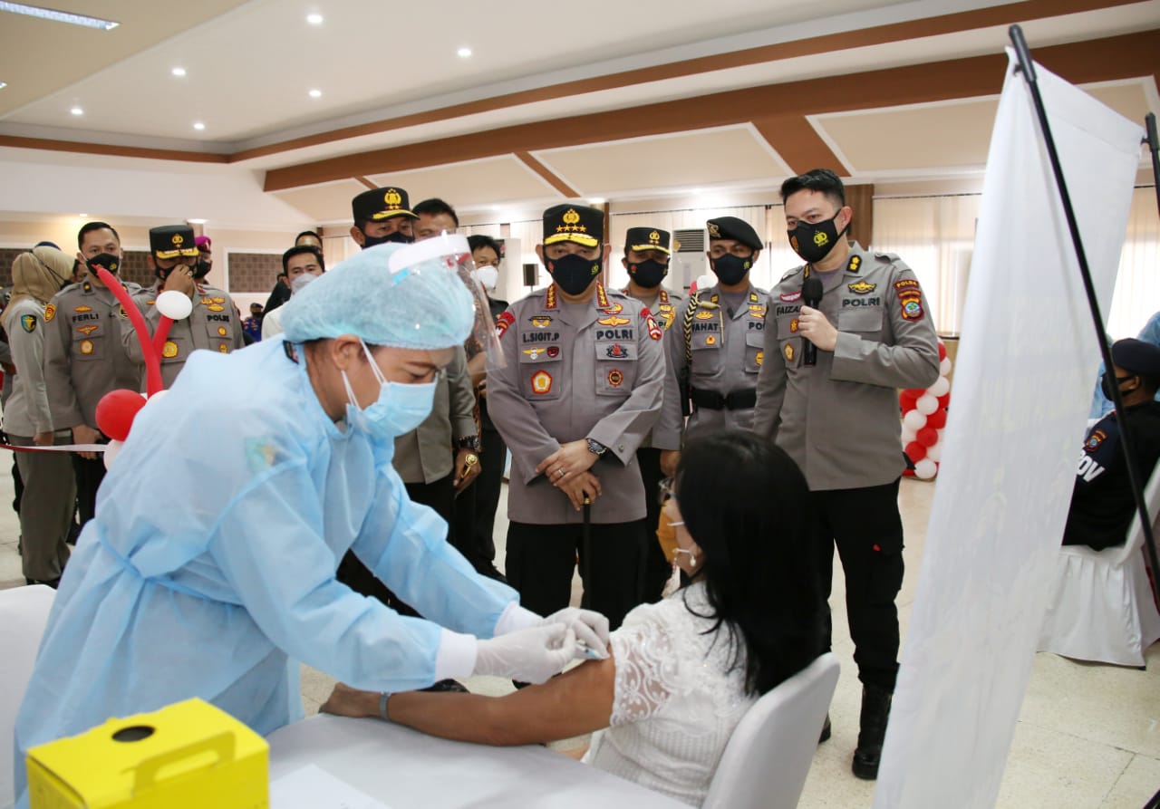 Kapolri Tinjau Vaksinasi Massal di Manado