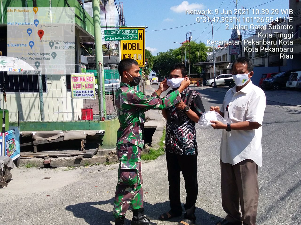 Cegah Penularan Covid-19, Babinsa Kodim 0301/PBR Bersama Lurah Kota Tinggi Laksanakan Pembagian Masker Kepada Warga Yang Melintas di Jalan Gatot Subroto