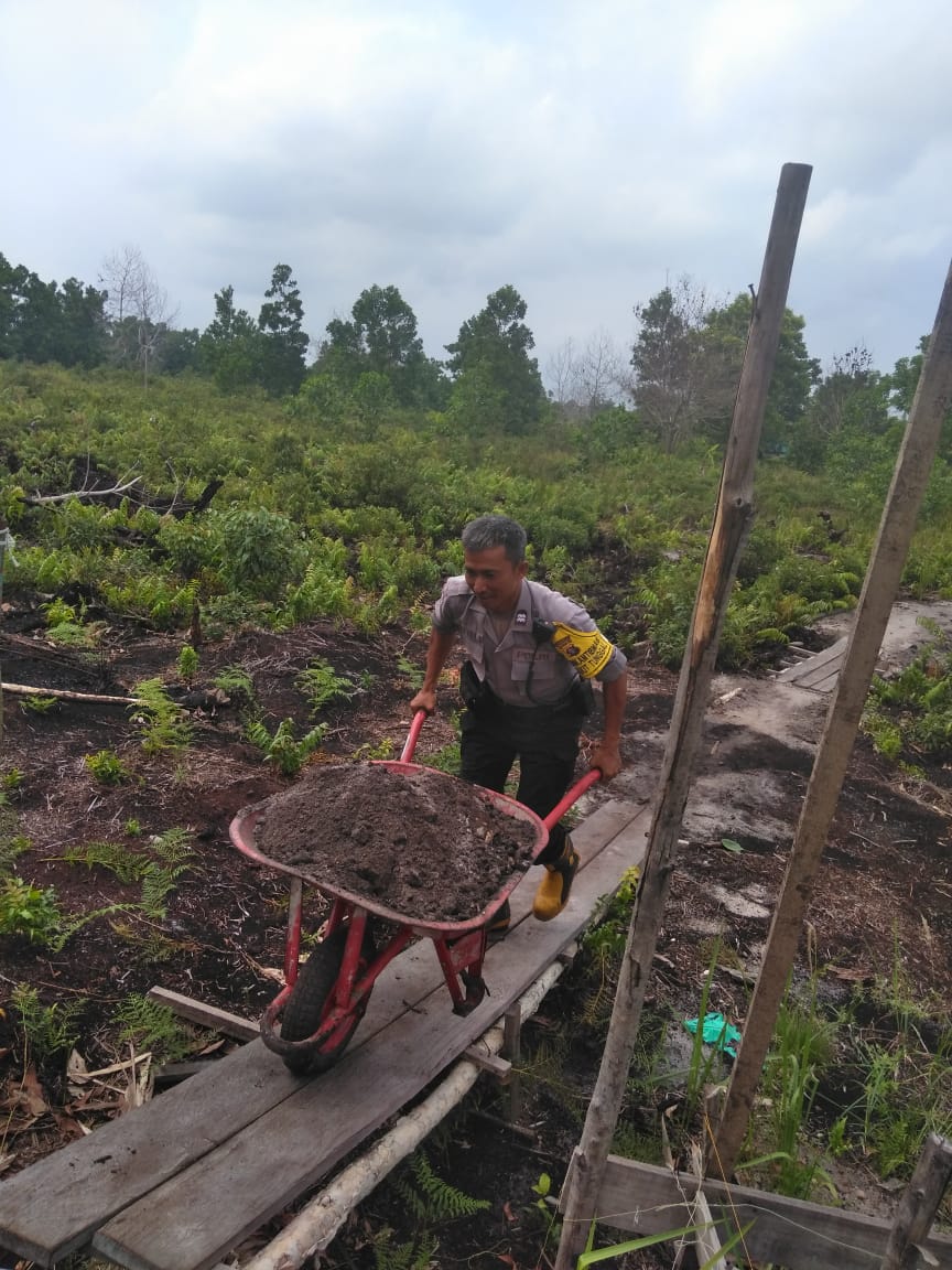 Bersama Jamaah Yayasan Darussyifaul Qulub Aiptu Ali Muji Bergotong- royong
