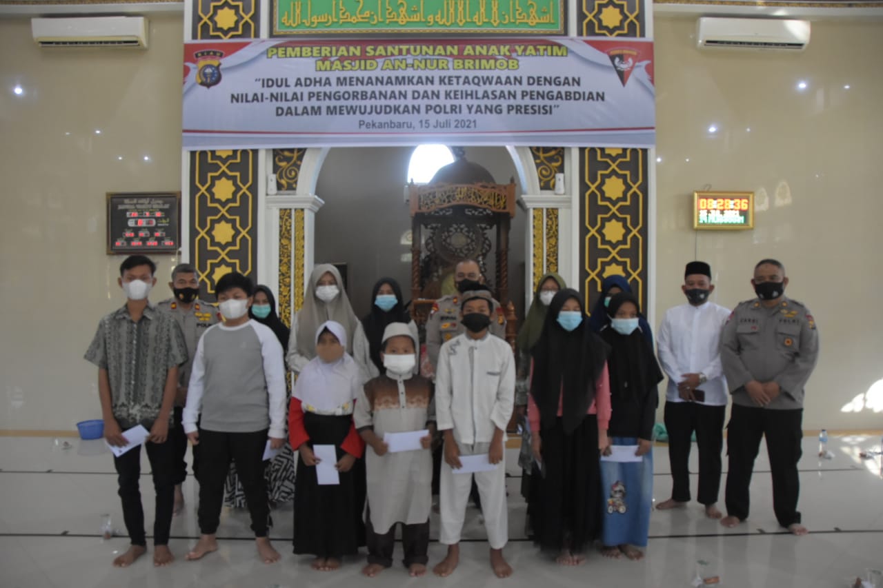 Brimob Polda Riau Berikan Santunan Anak Yatim Dalam Rangka Menyambut Hari Raya Idul Adha