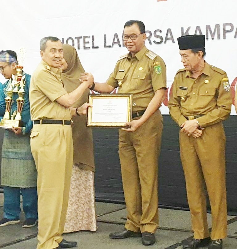 Bupati Rohil H.Suyatno Terima Penghargaan Pengelola Teknologi  dari Gubri 
