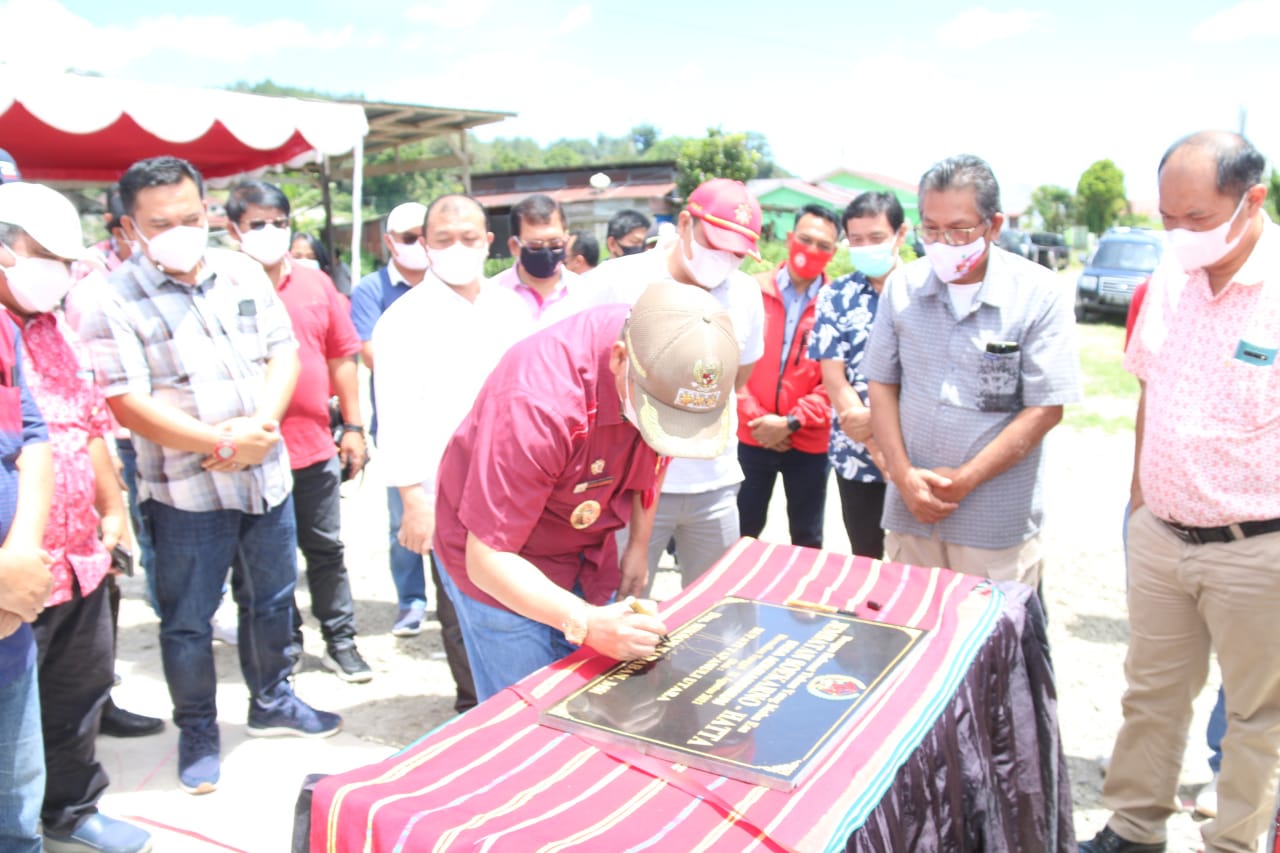 Jalan Alternatif Masyarakat Menuju Pusat Kota, Bupati Taput Nikson Nababan Resmikan Jembatan Soekarno Hatta di Desa Aek Siansimun