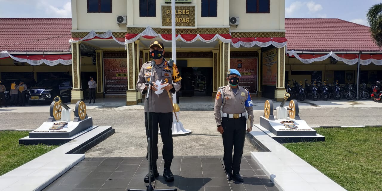 Kapolres Kampar Pimpin Upacara Kenaikan Pangkat Pengabdian Salah Satu Anggotanya