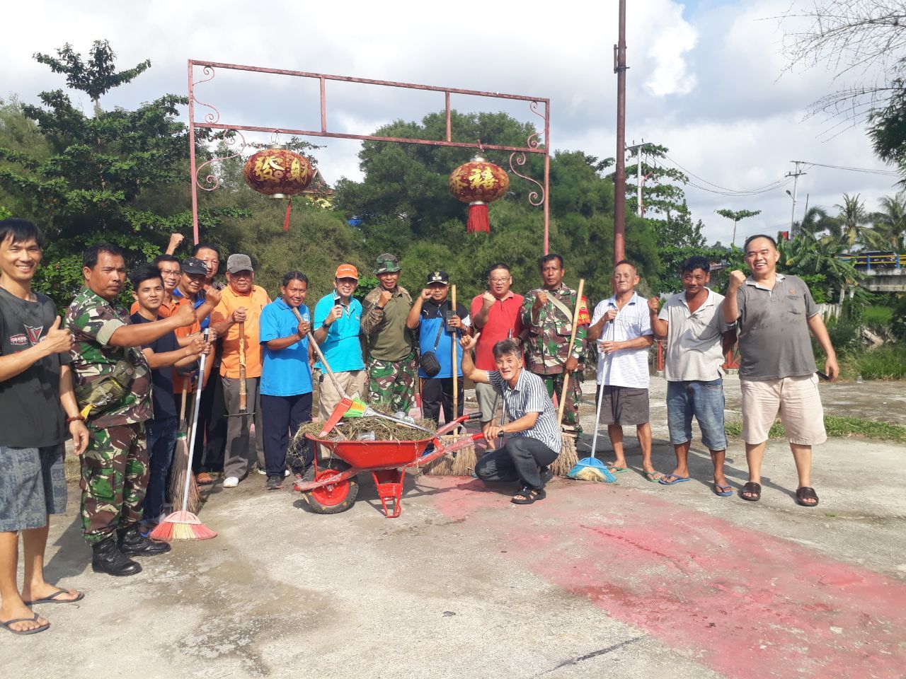 Dalam Rangka Karya Bhakti TNI Tahun 2020, Babinsa Koramil 05/Sail Kodim 0301/Pekanbaru Laksanakan Goro di Vihara Budi Darma