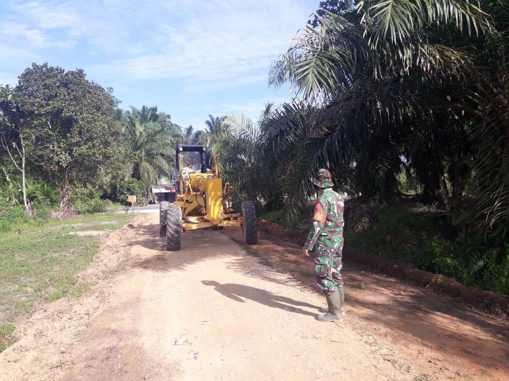 Babinsa Kodim 0301/PBR Mengawasi Pekerjaan Satu Unit Alat Berat di Sasaran 2 Pengerasan Jalan Sekolah Kelurahan Tebing Tinggi Okura