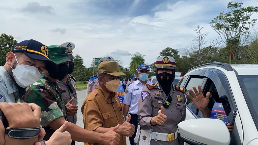 Satlantas Polres Siak Bersama Dinas Terkait Berikan Himbauan Keselamatan Berlalu Lintas dan Cegah Covid-19 Kepada Pengguna Jalan Dalam Rangka Ops Keselamatan Lancang Kuning Tahun 2022