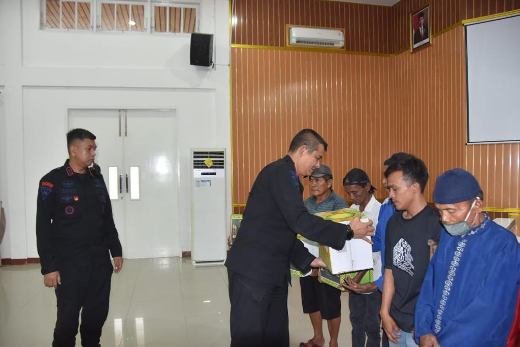 Dansat Brimob Polda Riau Bersama PJU Berbagi Dengan Sesama di Bulan Suci Ramadan 1444 H/2023 M