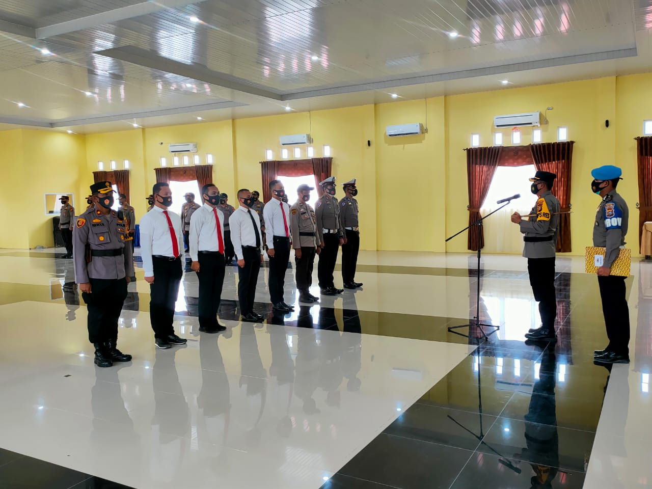 Kapolres Kampar Pimpin Upacara Pemberian Penghargaan Kepada 10 Personel Berprestasi