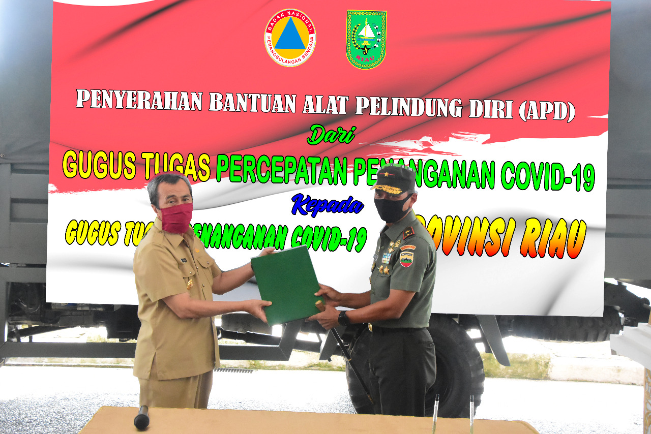 Danrem 031/WB Serahkan Bantuan Materil Kesehatan APD Sebanyak 3.000 Kepada Gubernur Riau Di Posko Gugus Tugas Penanganan Covid-19 Balai Serindit