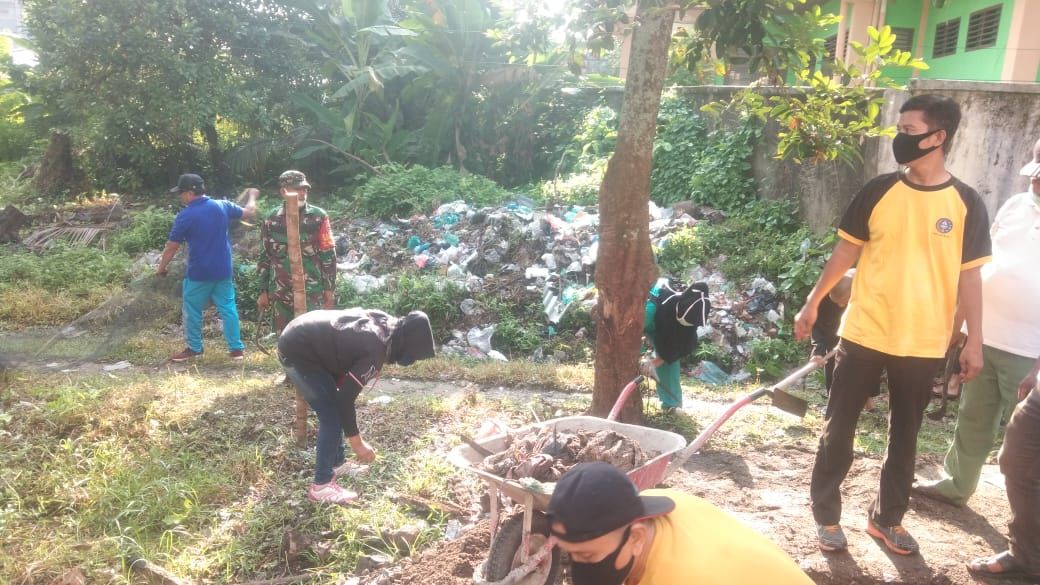 Babinsa Kodim 0301/PBR dan Polri Lakukan Gotong Royong Bersihkan Parit Bersama Warga
