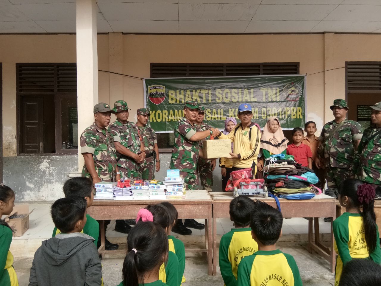 Babinsa Se Kecamatan Tenayan Raya Korami 05/Sail Kodim 0301/Pekanbaru Melaksanakan Kegiatan Wasbang dan Bakti Sosial