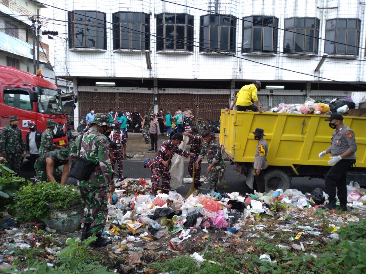 Personil Kodim 0301/PBR Ikut Serta Kegiatan Apel Gabungan Karya Bakti Dalam Rangka Menciptakan Kota Pekanbaru Bebas Sampah
