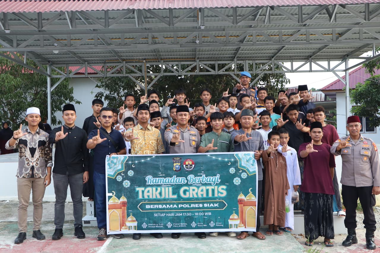 Polres Siak Berbagi Takjil Di Dayun, Pererat Silaturahmi Dengan Masyarakat Dan Santri