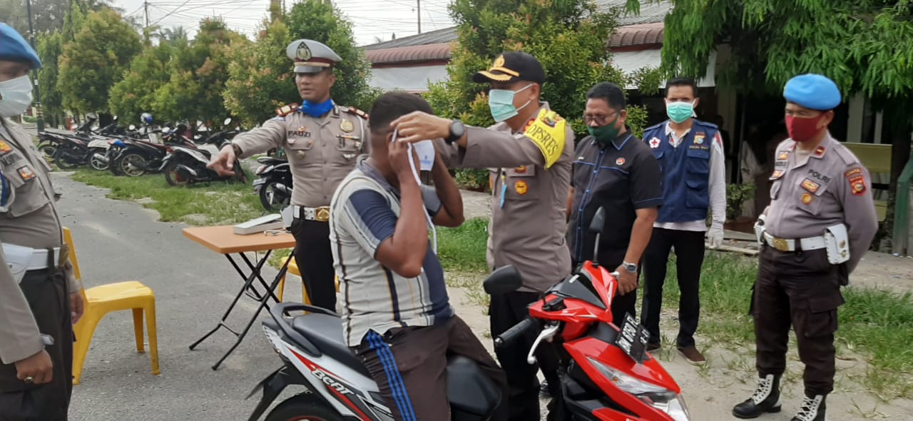 Dalam Ops Keselamatan Lancang Kuning 2020, Polres Kampar Bagikan Masker Kepada Pengguna Jalan