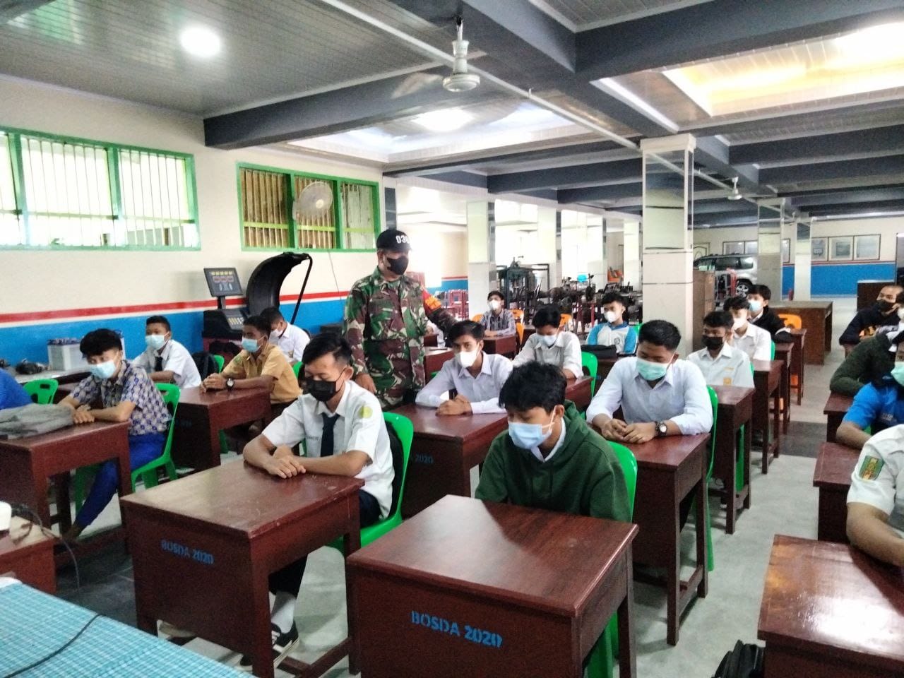Babinsa Kodim 0301/PBR Berikan Pengarahan Kedispinan Prokes Kepada Siswa SMK Muhammadiyah 1
