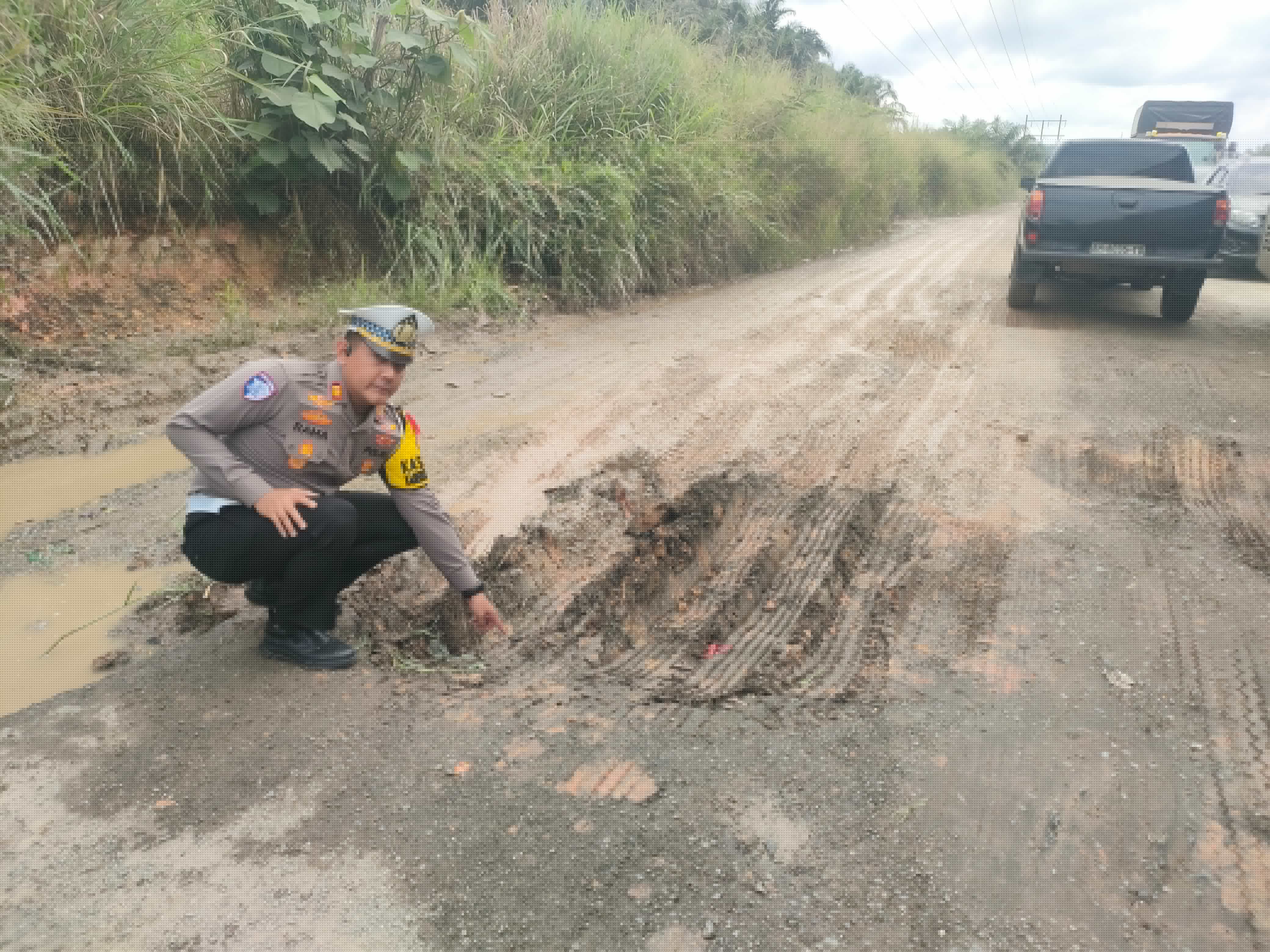 Satlantas Polres Siak Respon Cepat Tegur Masyarakat yang Lakukan Pungli di Lokasi Jalan Rusak Jembatan Puing
