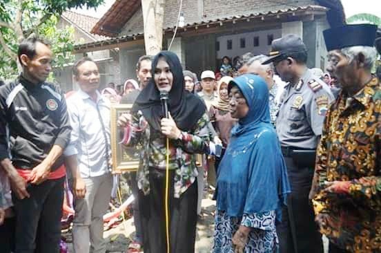 Melhat Kedekatan Bupati Mirna Annisa dengan Masyarakat Kendal, di Acara Bedah Rumah