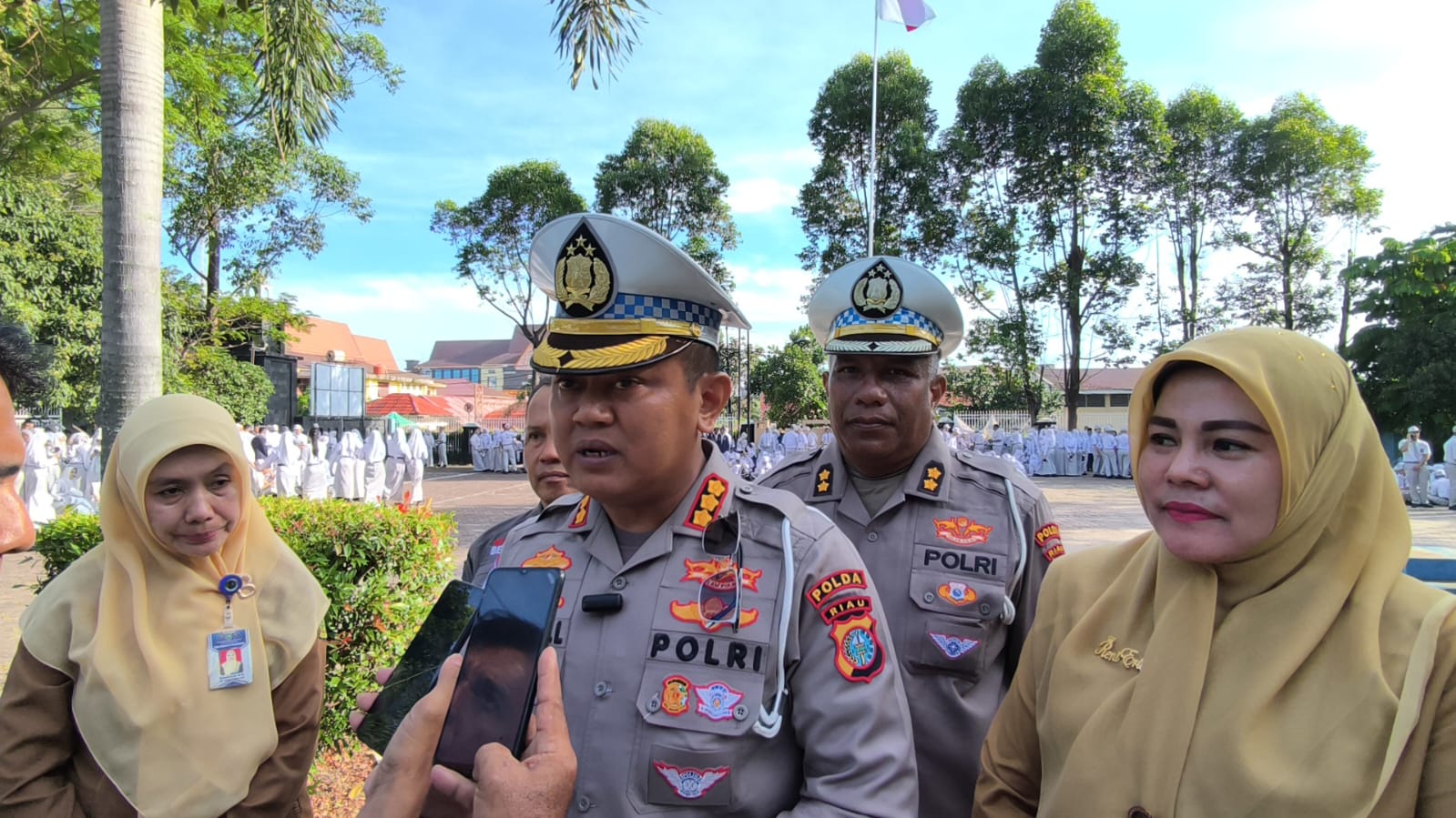 Gerak Cepat Ditlantas Polda Riau Tangani Longsor di Jalan Lintas Taluk Kuantan - Pekanbaru