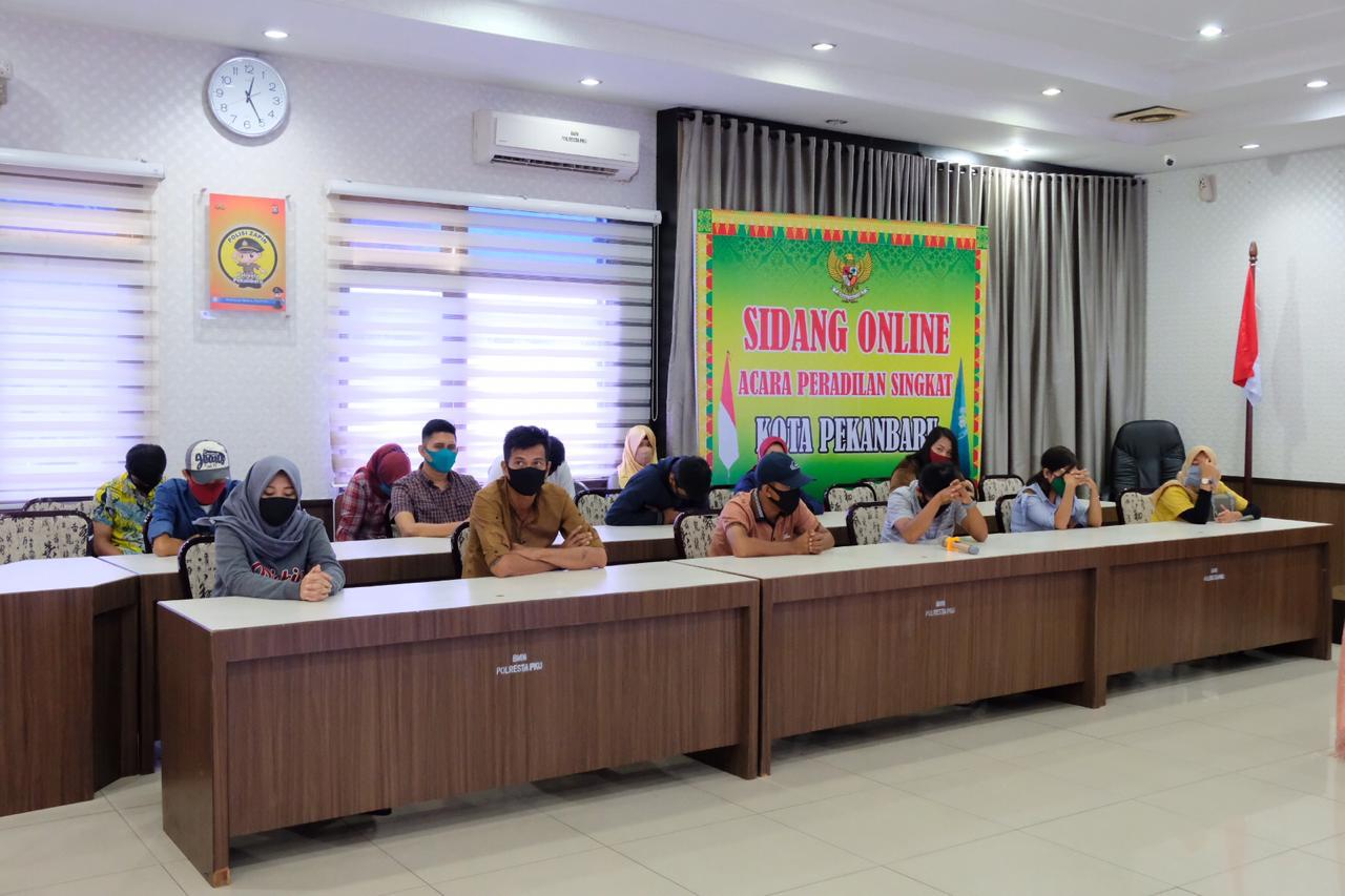 Perdana, Pelaku Pelanggar PSBB Kota Pekanbaru Menjalani Proses Sidang Pengadilan Secara Online