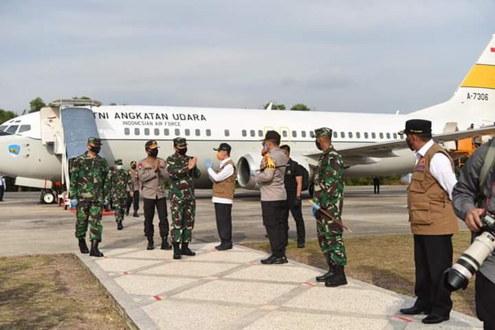 Gubri Bersama Kapolda Riau dan Forkompinda Sambut Kedatangan Panglima TNI dan Kapolri di Lanud Roesmin Nurjadin