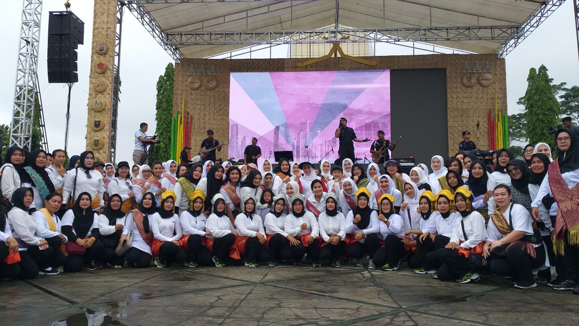 Dandim 0301/Pekanbaru Beserta Anggota Persit Cab L Kodim Hadiri Gerak Jalan Sehat Keluarga, Dalam Rangka Peringati Hari Ibu Tahun 2019