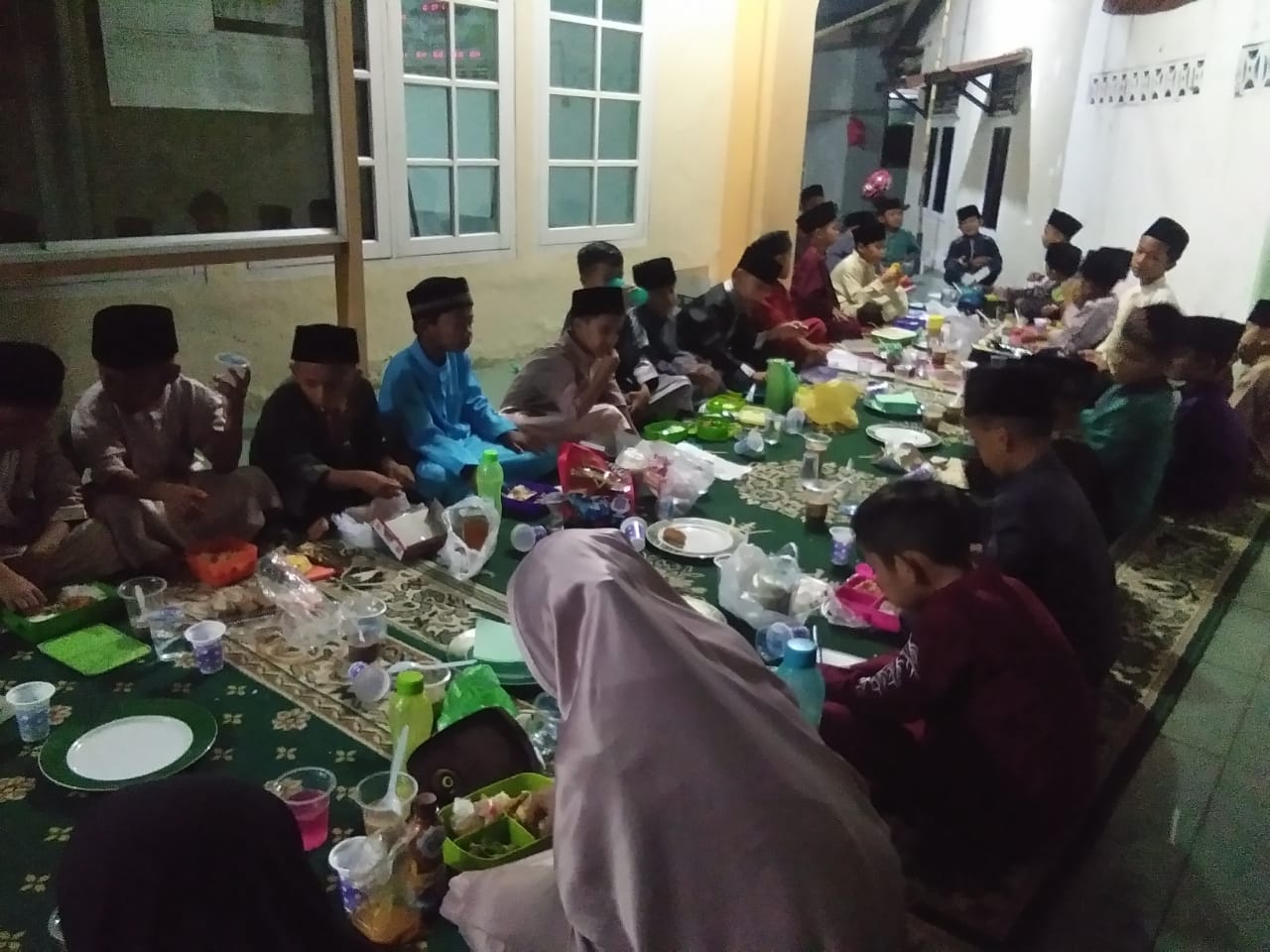 Sambut Puasa Asyuro, Ketua Yayasan MDTA Nurul Huda Bukber Dengan Santrinya