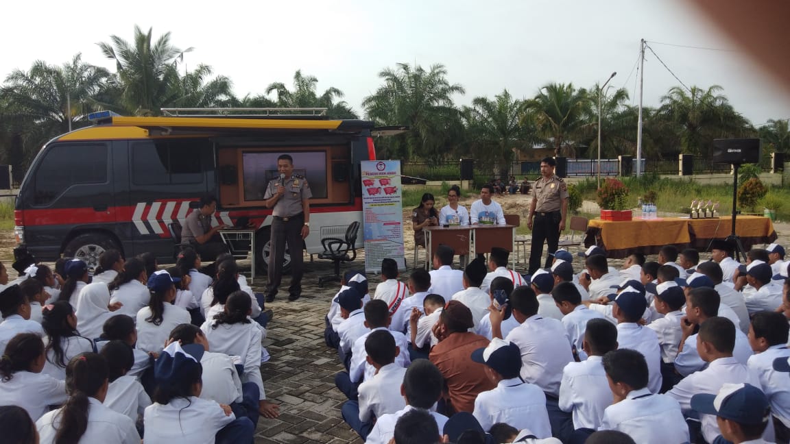 Polda Riau Melaksanakan Kegiatan Penyuluhan Kamtibmas Di SMP Negeri 44 Pekanbaru