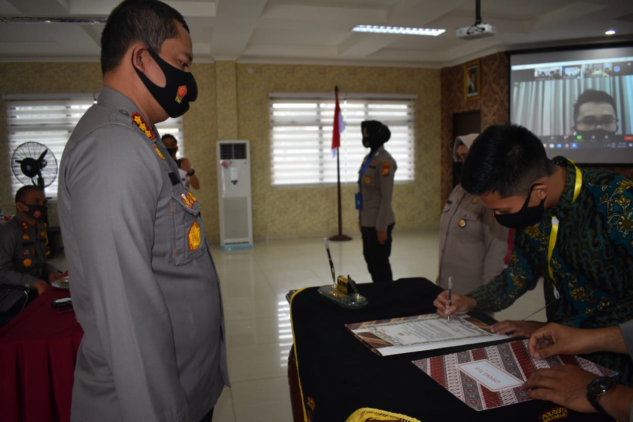 Para Orang Tua dan Calon Siswa Bintara Polri T.A 2020 Ikuti Penandatanganan Fakta Integritas dan Pengambilan Sumpah di Polresta Pekanbaru