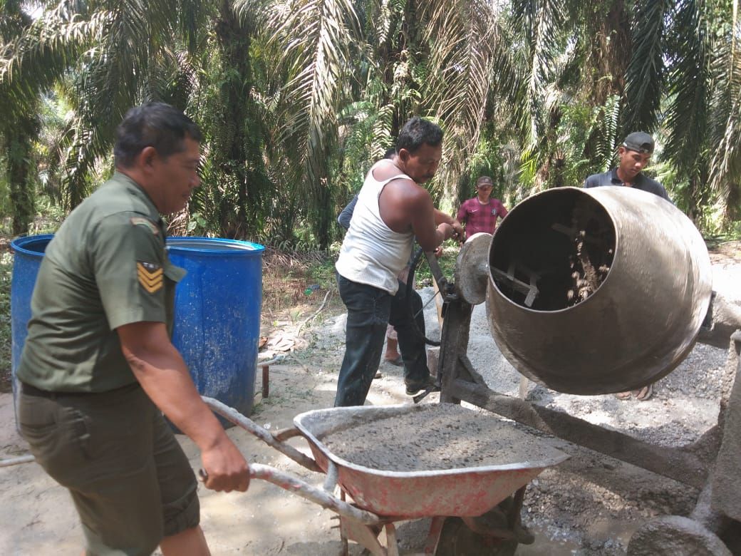 Babinsa Koramil 01/Rumbai Kodim 0301/Pekanbaru, Laksanakan Gotong Royong Pembangunan Ruas Jalan Sekolah