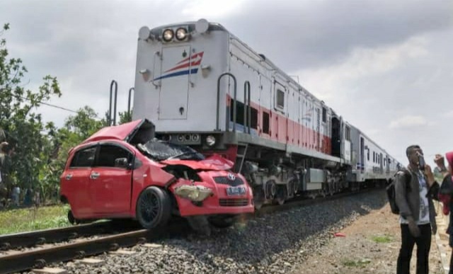[Breaking] KA Kaligung Tabrak Mobil Yaris di Kendal