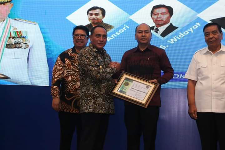 Bupati Taput Nikson Nababan Menerima Penghargaan Juara II SIKP Kanwil Ditjen Perbendaharaan Provinsi Sumut