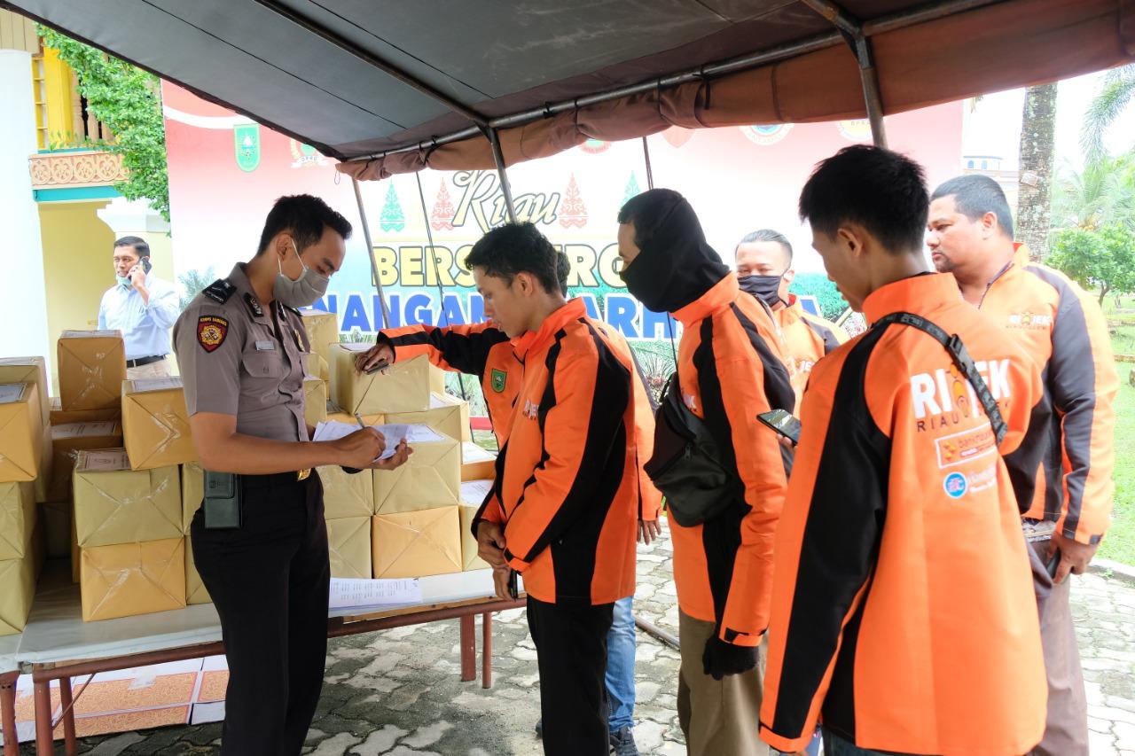 Polda Riau Bantu Masyarakat Terdampak Langsung Pandemi Covid-19