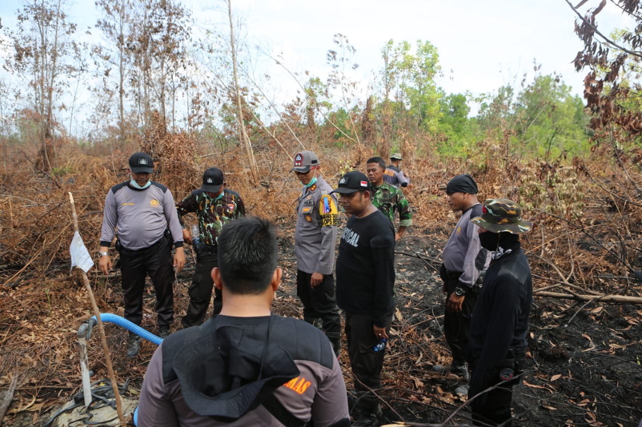 Kapolres Kampar Pimpin Bhabinkamtibmas Lakukan Pendinginan Lokasi Karlahut di Rimbo Panjang