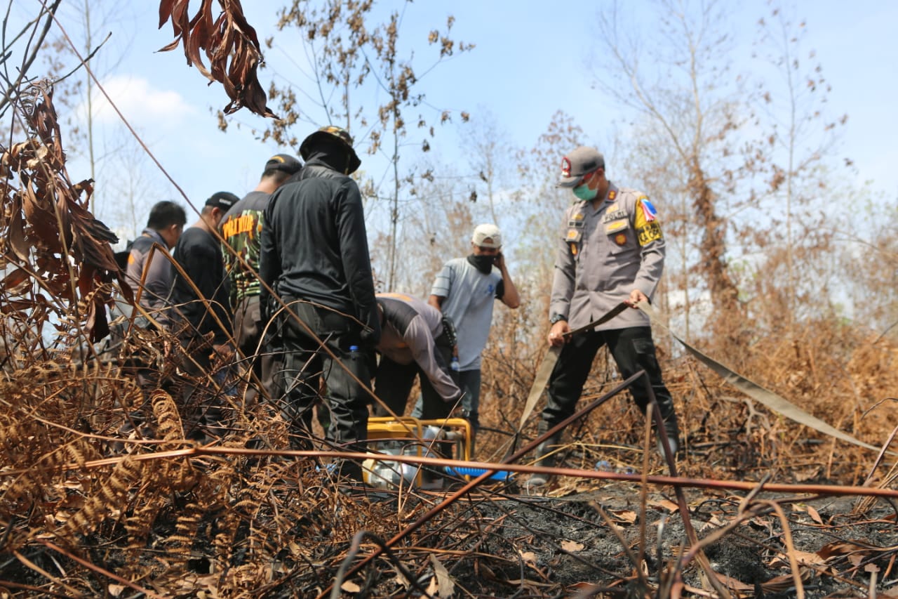 Kapolres Kampar Pimpin Bhabinkamtibmas Lakukan Pendinginan Lokasi Karlahut di Rimbo Panjang