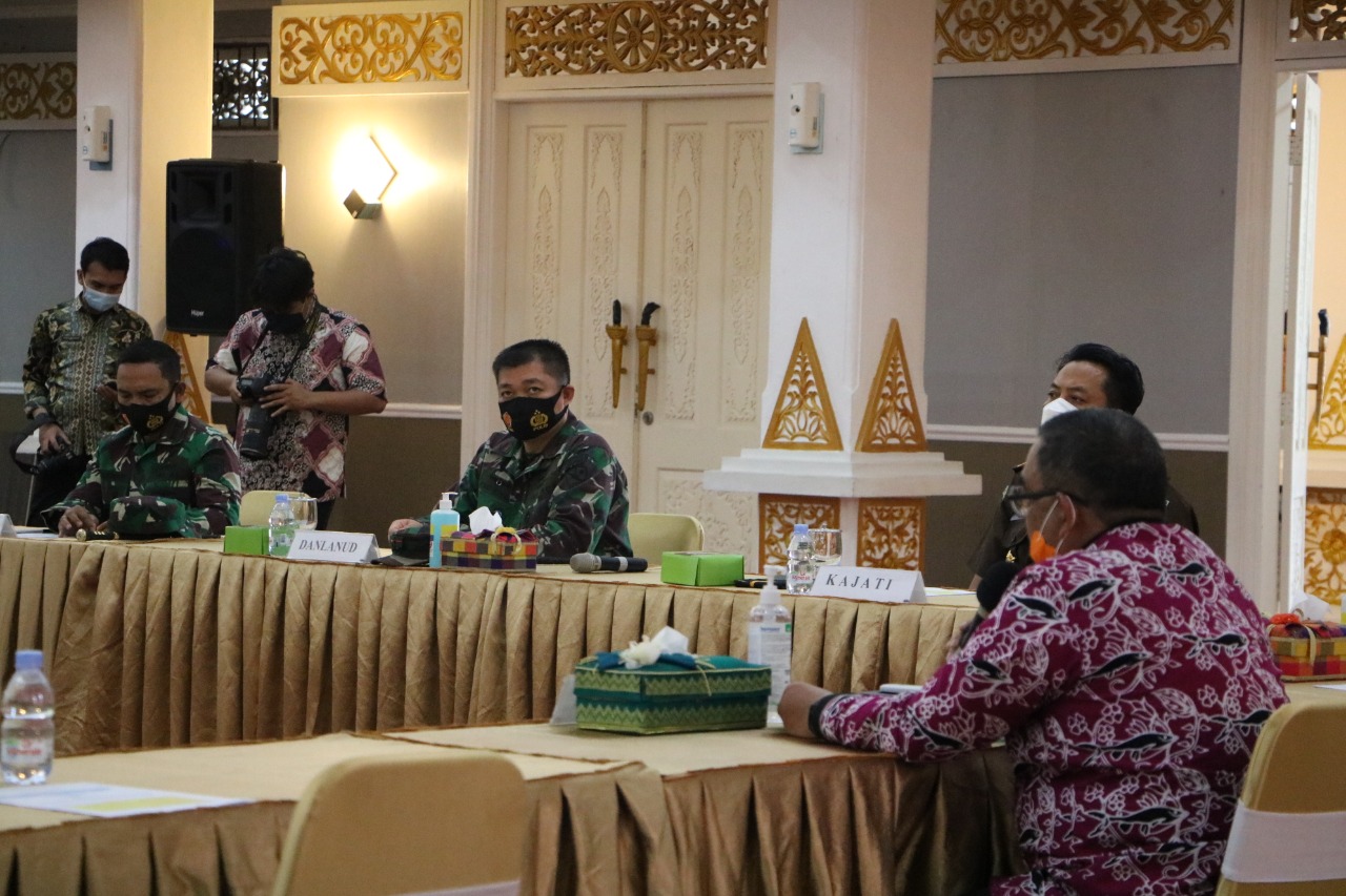 Danlanud RSN Dampingi Wagubri Hadiri Rapat Penanganan Covid-19 Dan Rencana Pelaksanaan Vaksinasi