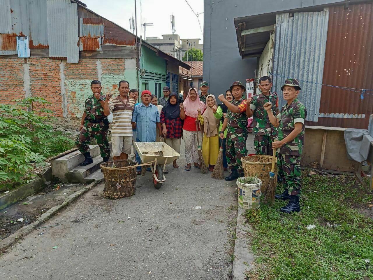 Babinsa Koramil 02/Kota Kodim 0301/Pekanbaru dan Warga Lakukan Gotong Royong Bersama