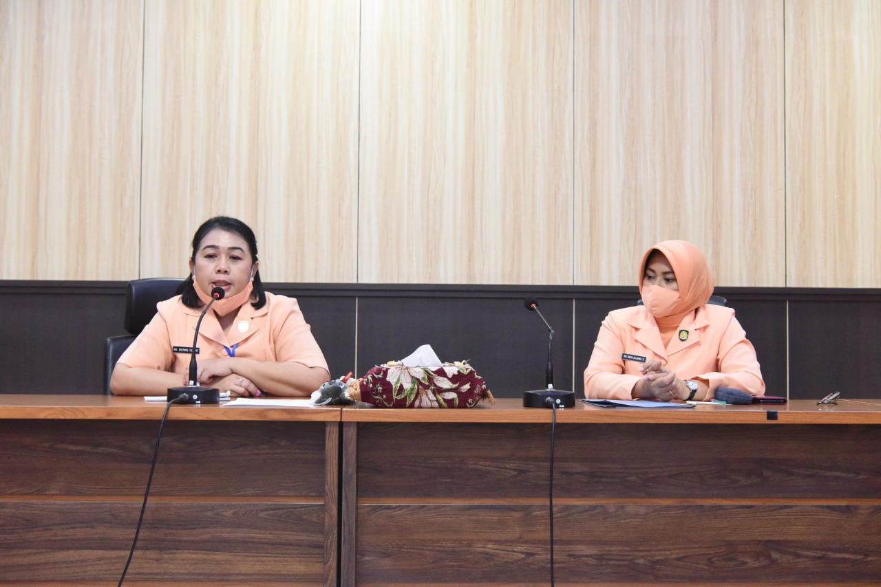 Ny. Irenne Ronny Moningka Lepas Purna Tugas SD Angkasa Lanud Roesmin Nurjadin