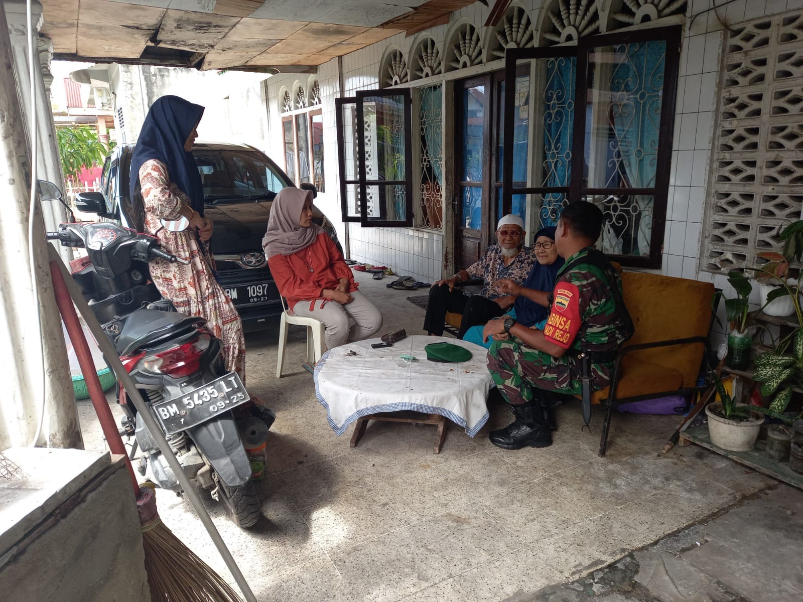 Babinsa Kodim 0301/PBR Bersama Ketua RT Lakukan Kegiatan Komsos Di Kediaman Ibu Nurlela Untuk Pelaksanaan Vaksinasi Booster