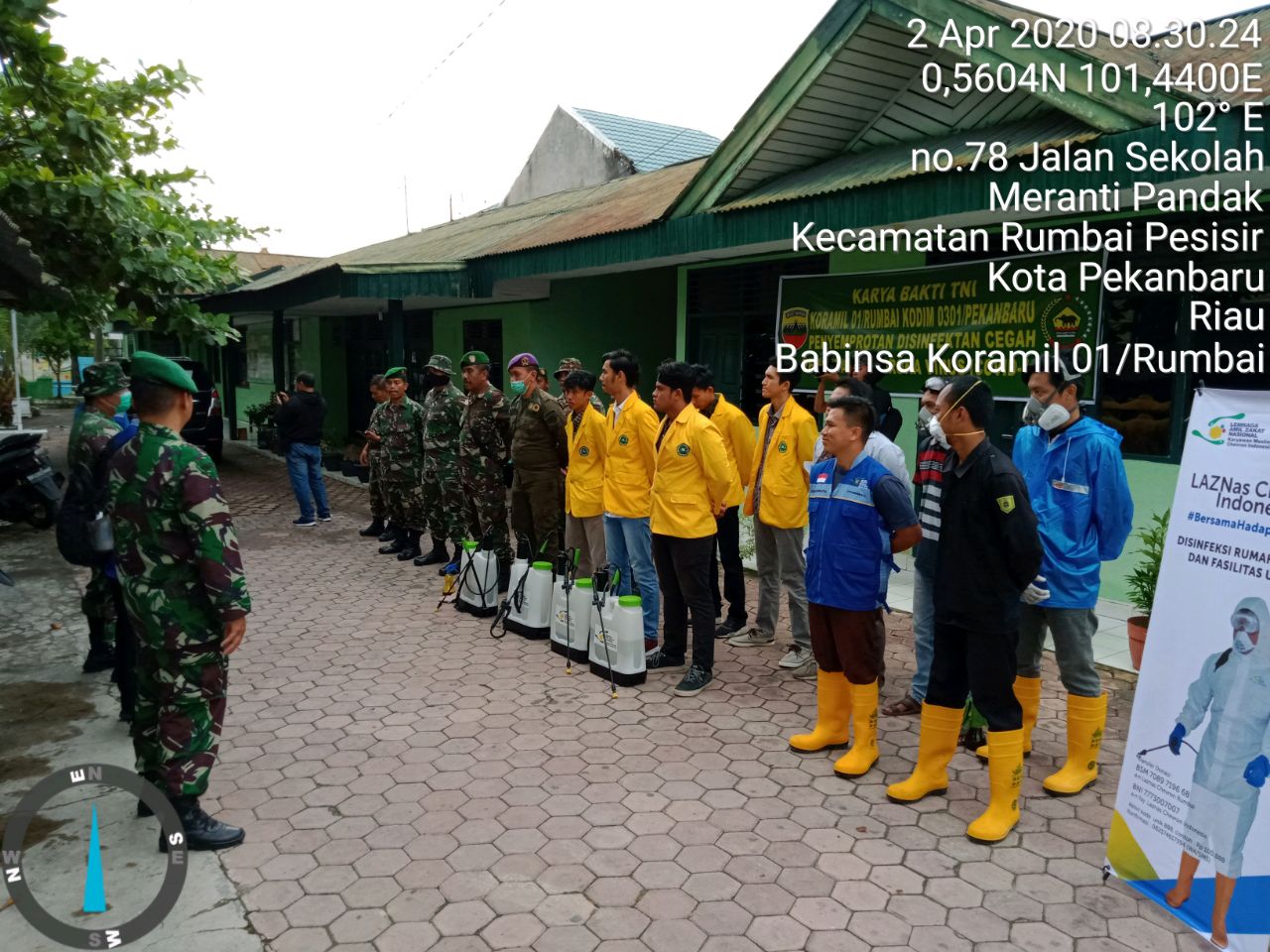 Koramil 01/Rumbai Kodim 0301/Pekanbaru Bersama Mahasiswa Dan Elemen Masyarakat Laksanakan Kegiatan Karya Bhakti TNI Dengan Penyemprotan Disinfektan di Lingkungan Wilayah Binaan