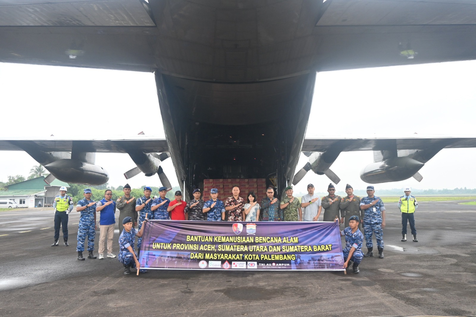 Lanud SMH Kirimkan 14 Ton Bantuan Kemanusiaan Untuk Terdampak Bencana Sumatera