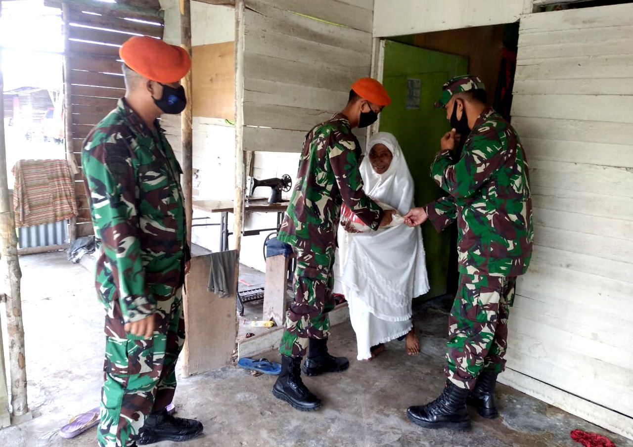 Jelang Hari Raya Idul Fitri 1442 H, Yonko 462 Paskhas Salurkan Zakat Fitrah Kepada Masyarakat Kurang Mampu
