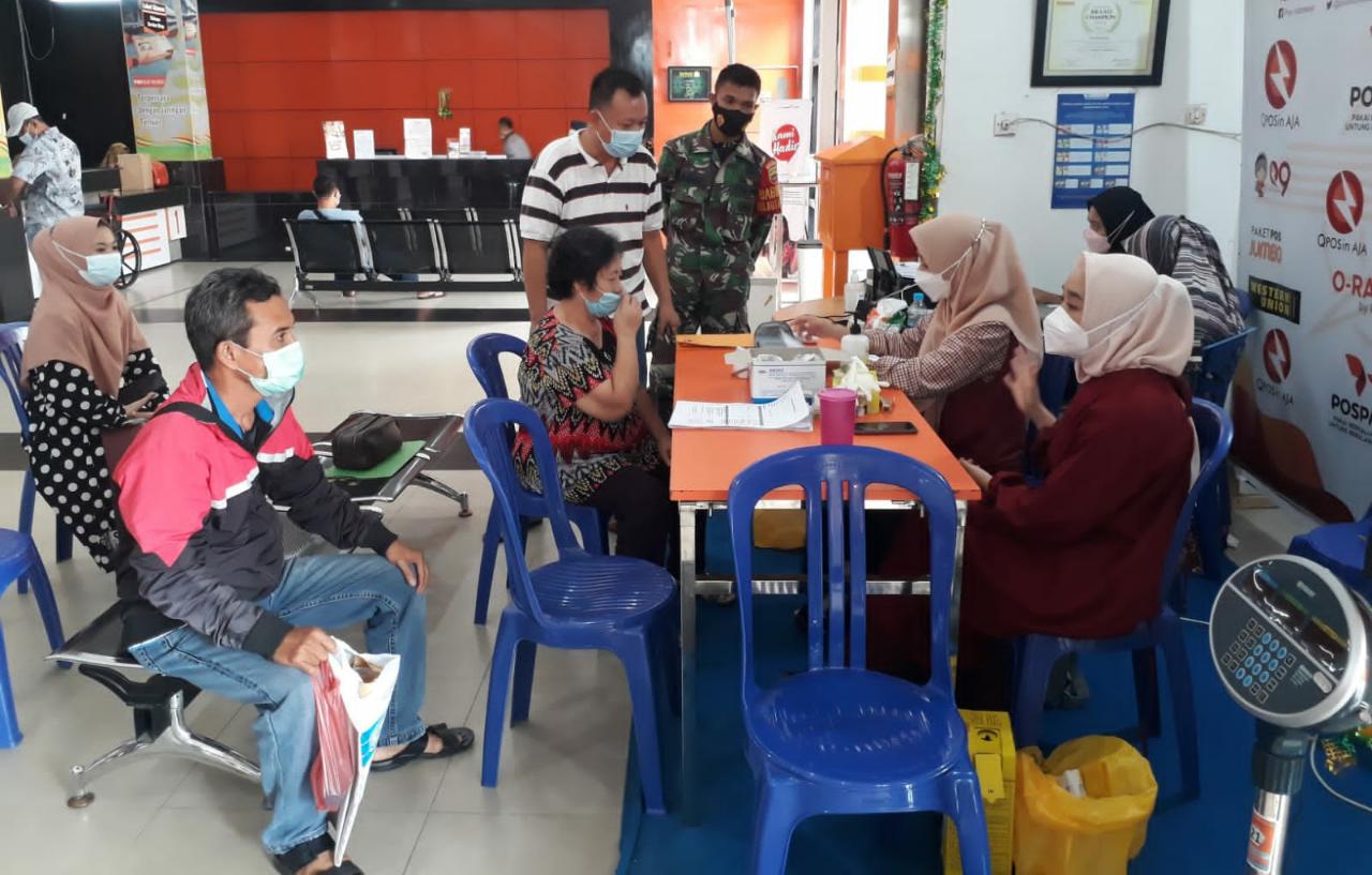 Babinsa Kodim 0301/PBR Monitoring Pelaksanaan Vaksinasi Bagi Lansia