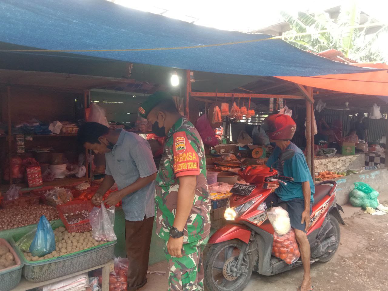 Bulan Suci Ramadan 1443 H, Babinsa Kodim 0301/PBR Gelar Patroli Dialogis Di Pasar Cik Puan