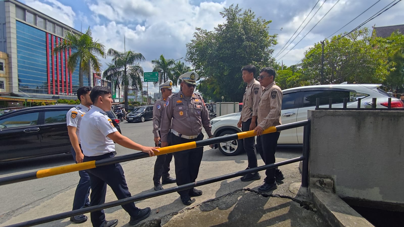 Ditlantas Polda Riau Bergerak Cepat Tindak Lanjuti Titik Banjir di Depan RS Awal Bros, Berkolaborasi Dengan PUPR