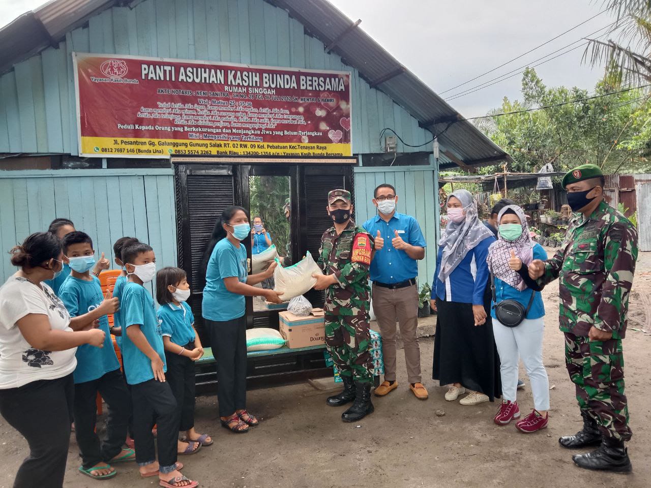 Babinsa Kodim 0301/PBR Bersama Humas PT Panca Pilar Serahkan Bantuan Ke Panti Asuhan Karya Bunda