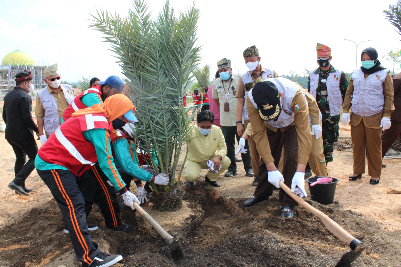 Sambut Hari Jadi Kota Pekanbaru Ke-237, Forkopimda Kota Lakukan Penanaman Pohon Kurma Sebanyak 400 Pohon