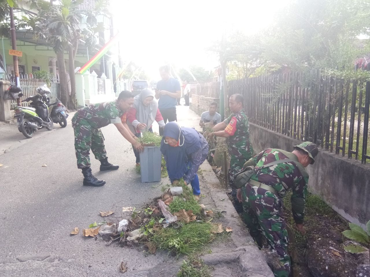 Babinsa Kodim 0301/Pekanbaru Laksanakan Gotong Royong Membersihkan Parit Bersama Warga