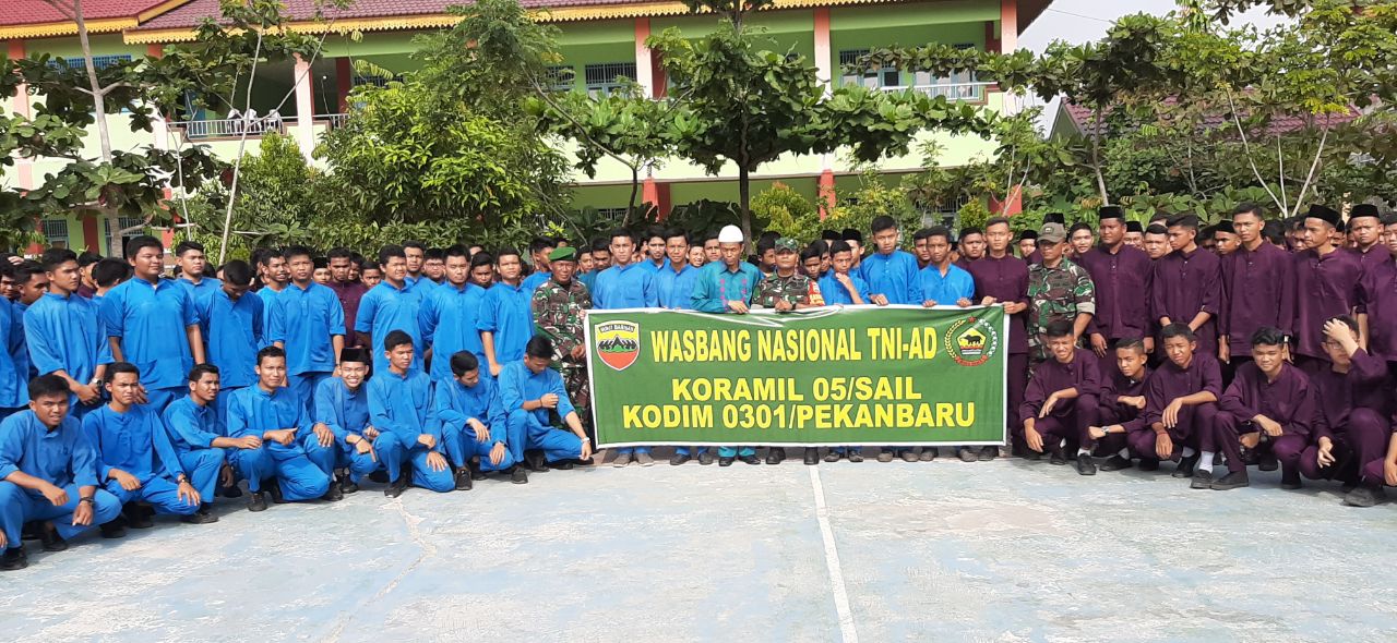 Danposramil Kodim 0301/Pekanbaru Tanamkan Cinta Tanah Air di SMKN 14 Pekanbaru